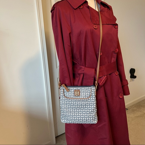 Classic TOMMY HILFIGER Navy Monogrammed Crossbody Bag - Picture 2 of 9